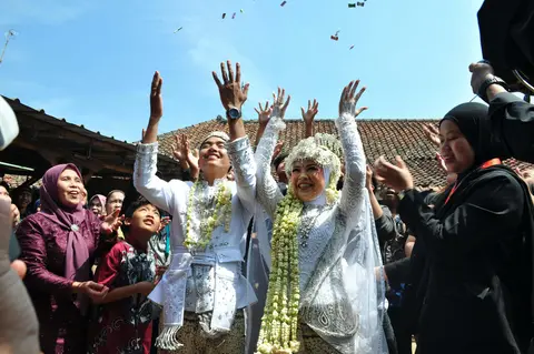Pasangan dan keluarga merayakan momen pernikahan bersama