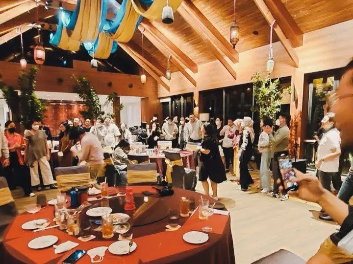 Suasana resepsi hangat di sebuah venue pernikahan